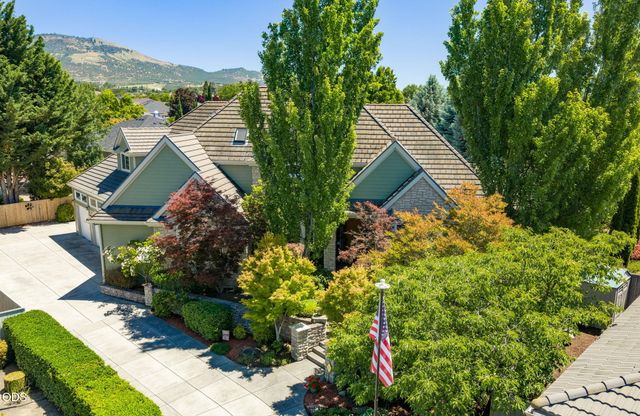 631 Seventh Fairway Drive, Medford, OR 97504