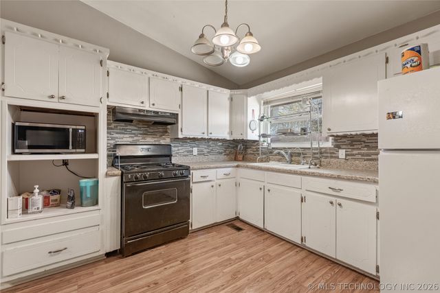 553 S 97th East Place, Tulsa, OK 74128