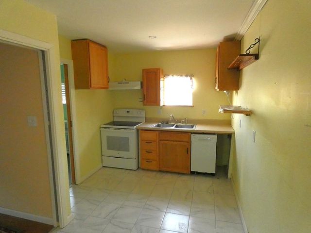 911 E Steiner St, Beeville, TX 78102