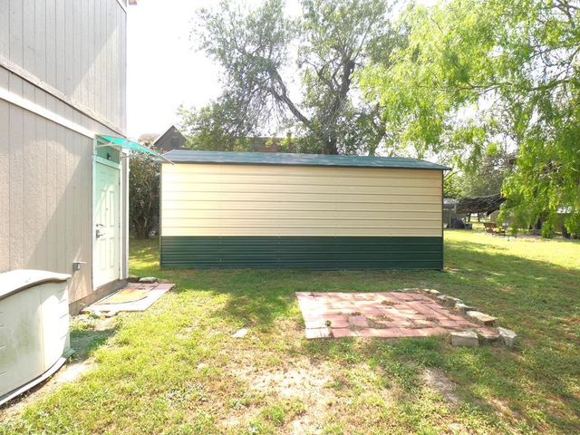 911 E Steiner St, Beeville, TX 78102