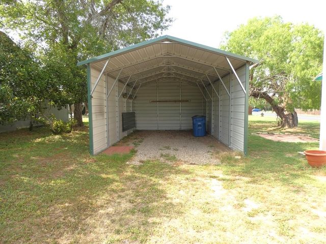 911 E Steiner St, Beeville, TX 78102