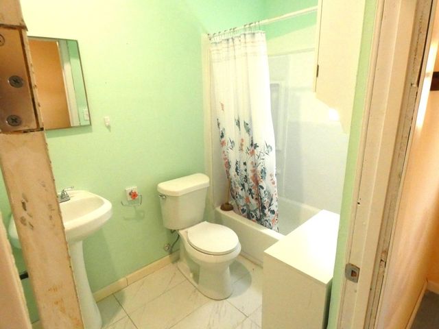 911 E Steiner St, Beeville, TX 78102