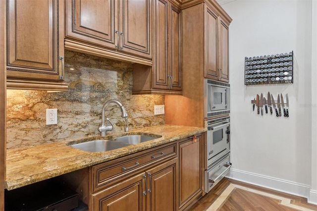 2402 VICTORIA GARDENS LANE, Tampa, FL 33609