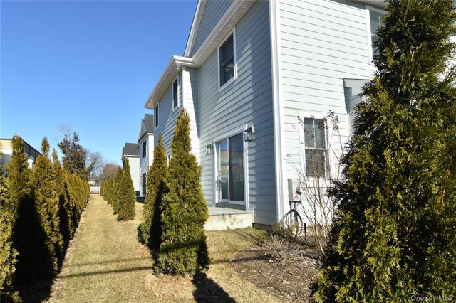5 Madison Place, Roslyn Heights, NY 11577
