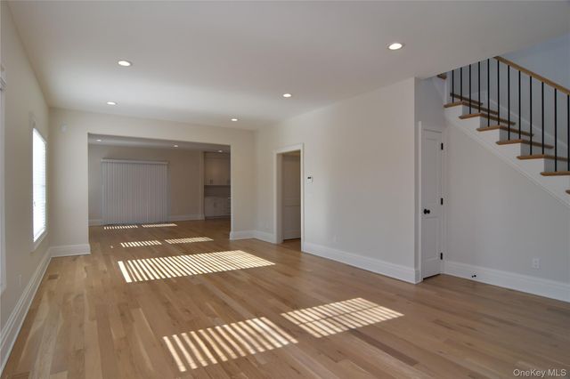 5 Madison Place, Roslyn Heights, NY 11577