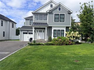 5 Madison Place, Roslyn Heights, NY 11577