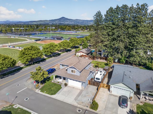 2011 Spruce Way, Medford, OR 97501