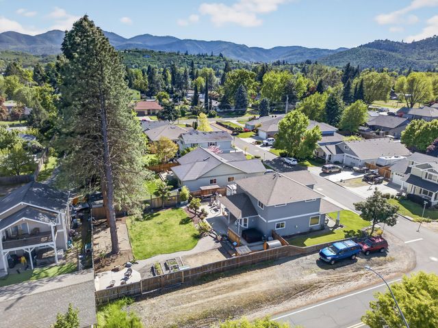 2011 Spruce Way, Medford, OR 97501