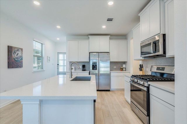 802 Papaya DR, Buda, TX 78610