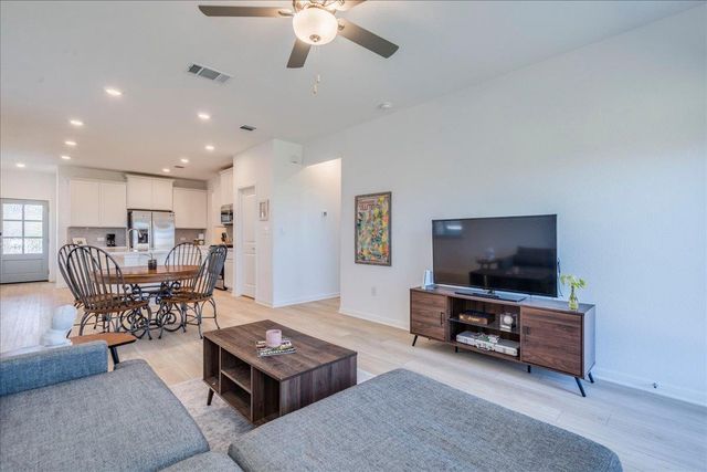 802 Papaya DR, Buda, TX 78610