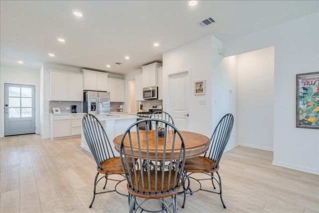 802 Papaya DR, Buda, TX 78610