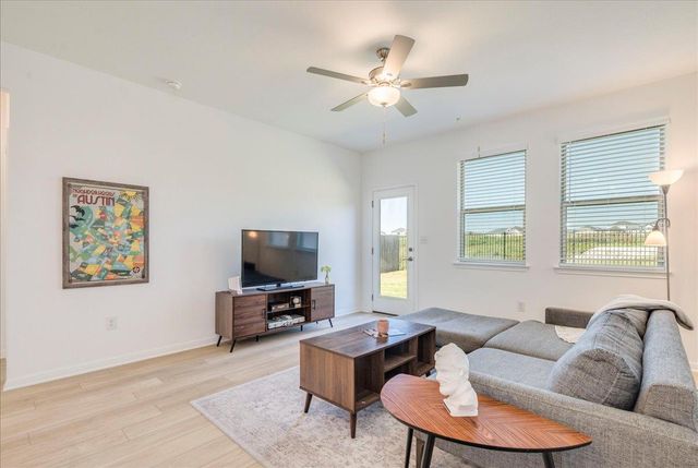 802 Papaya DR, Buda, TX 78610