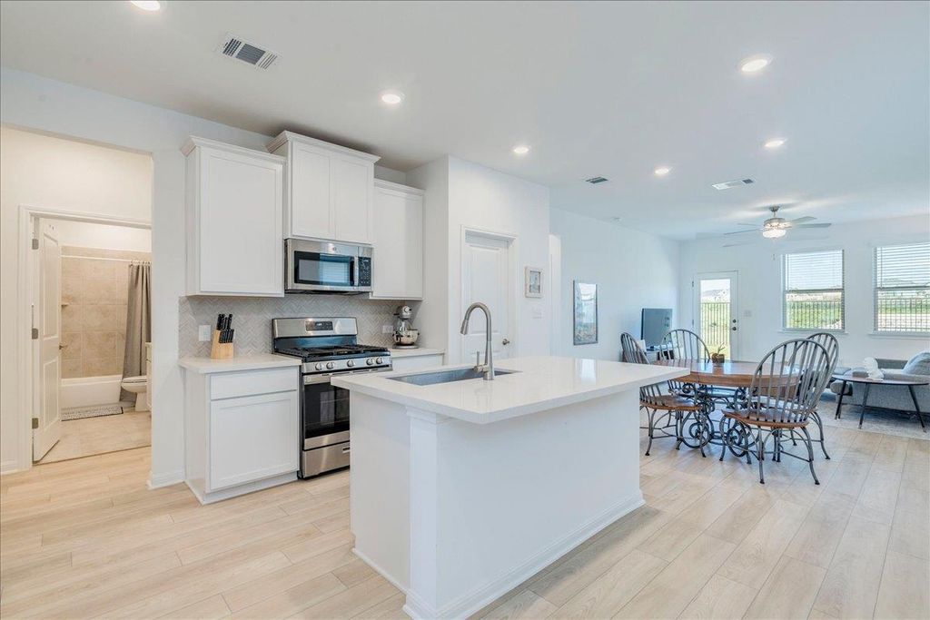 802 Papaya DR, Buda, TX 78610
