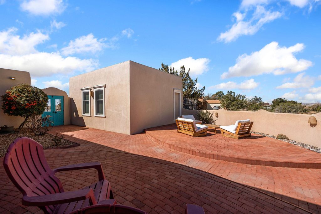 Image 4 of property listing at 19 Roadrunner Trail, Placitas, NM 87043