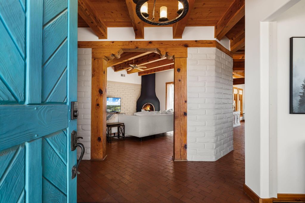 Image 6 of property listing at 19 Roadrunner Trail, Placitas, NM 87043