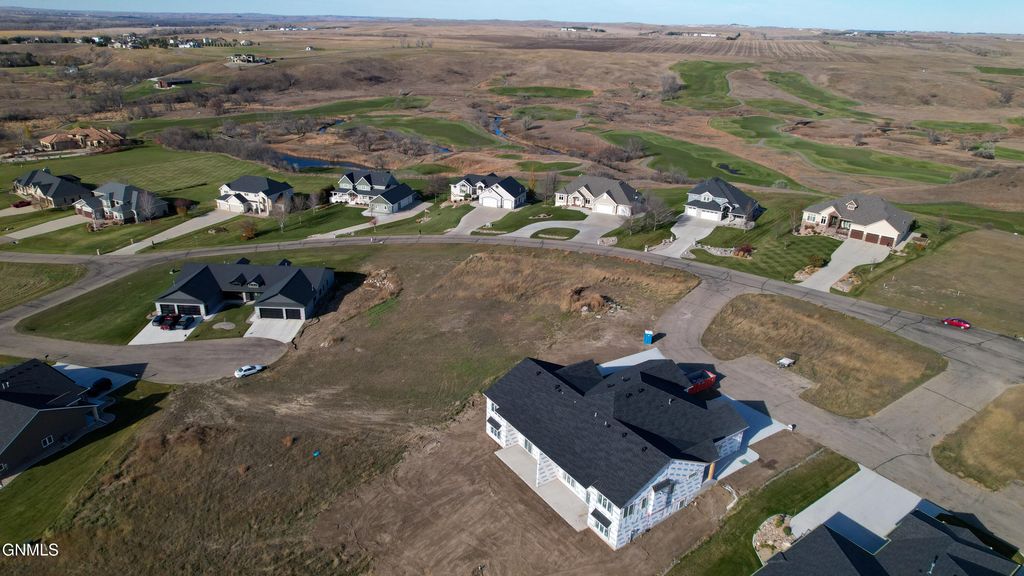3707 Ridge Way, Bismarck, ND 58503 photo 2