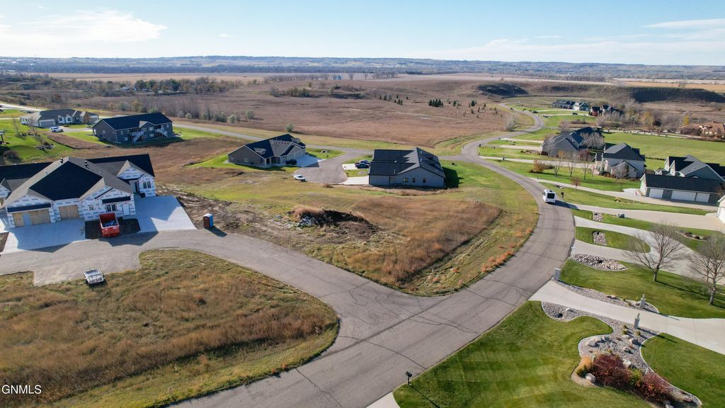 3707 Ridge Way, Bismarck, ND 58503 photo 3