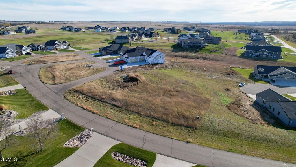 3707 Ridge Way, Bismarck, ND 58503 photo 4