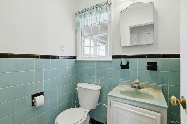 82 Spruce Avenue, Floral Park, NY 11001