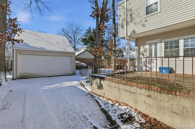 82 Spruce Avenue, Floral Park, NY 11001