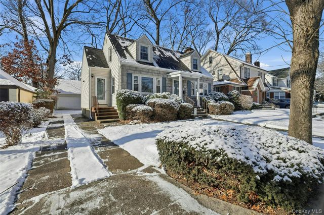 82 Spruce Avenue, Floral Park, NY 11001