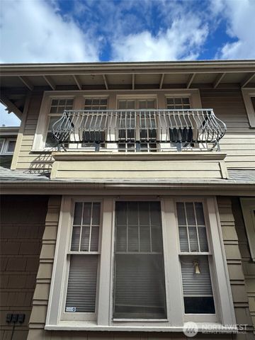 812 E Gwinn Place, Seattle, WA 98102