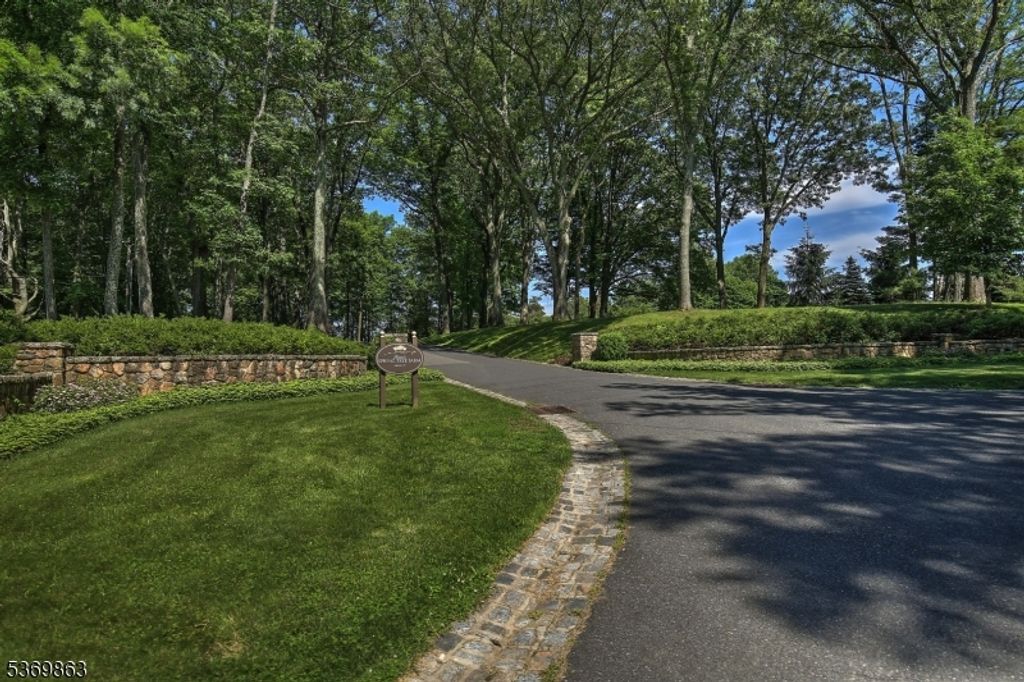 5 Sutton Pl, Mendham Twp., NJ 07945