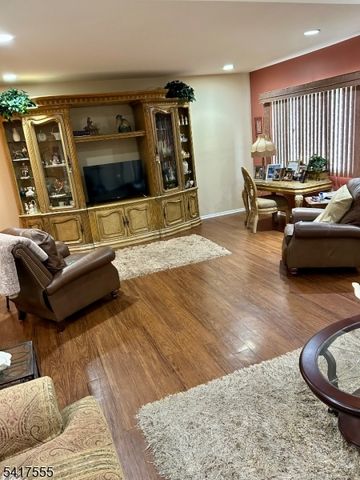 50 Castle Ridge Dr, East Hanover Twp., NJ 07936