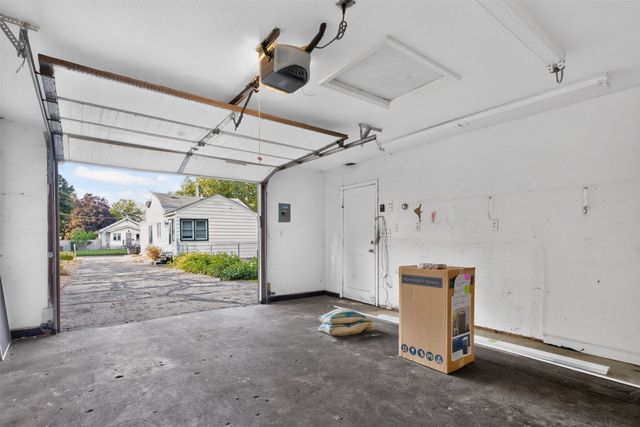 2736 Des Moines Street, Des Moines, IA 50317