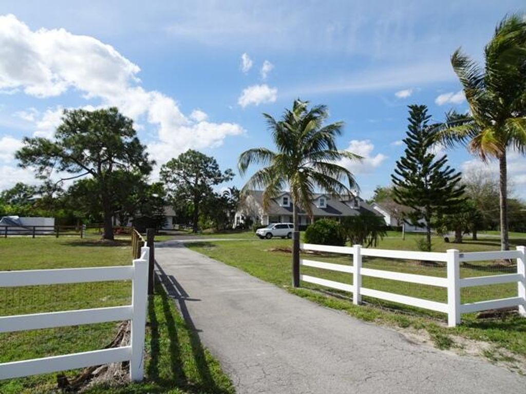 Image 10 of property listing at 819 Cindy Circle Lane, Wellington, FL 33414