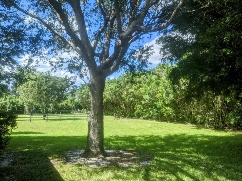 Image 11 of property listing at 819 Cindy Circle Lane, Wellington, FL 33414