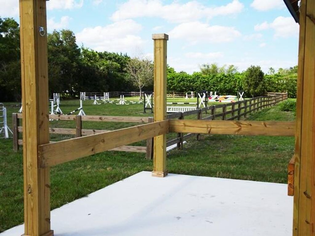 Image 14 of property listing at 819 Cindy Circle Lane, Wellington, FL 33414