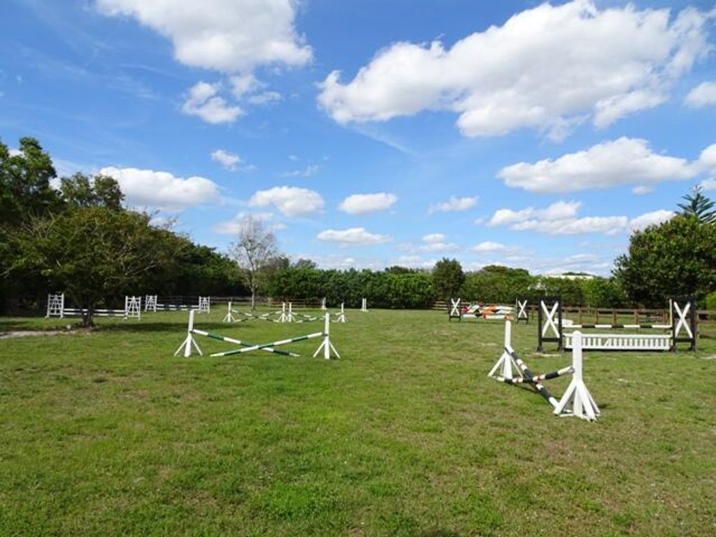 Image 15 of property listing at 819 Cindy Circle Lane, Wellington, FL 33414