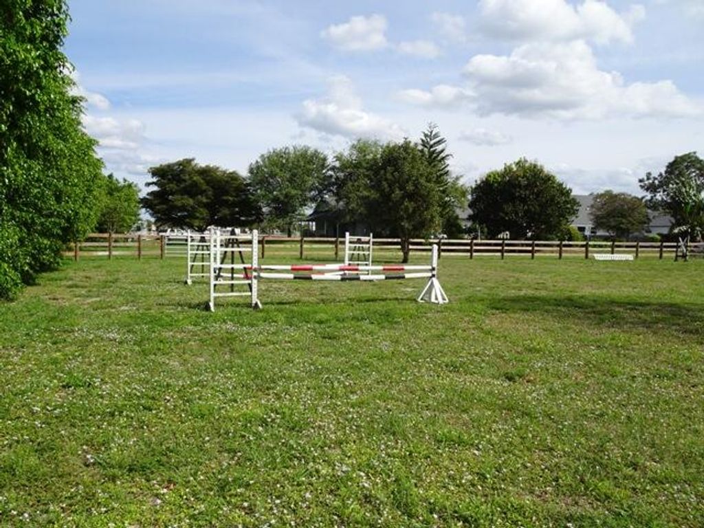 Image 16 of property listing at 819 Cindy Circle Lane, Wellington, FL 33414