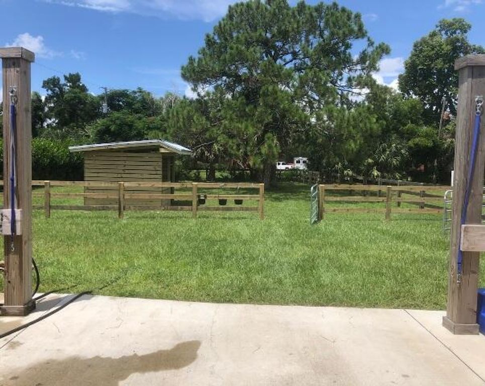 Image 20 of property listing at 819 Cindy Circle Lane, Wellington, FL 33414