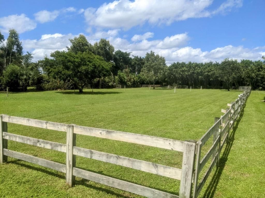 Image 23 of property listing at 819 Cindy Circle Lane, Wellington, FL 33414