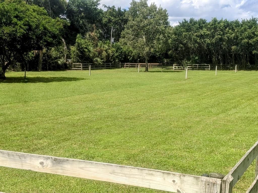 Image 24 of property listing at 819 Cindy Circle Lane, Wellington, FL 33414