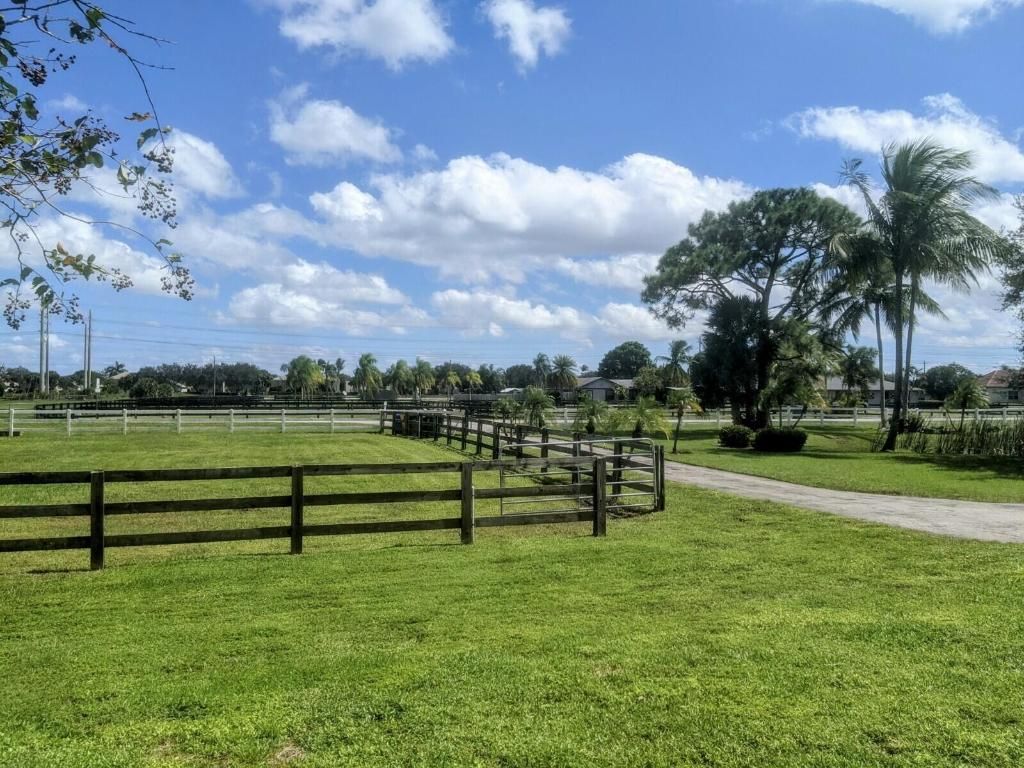 Image 32 of property listing at 819 Cindy Circle Lane, Wellington, FL 33414