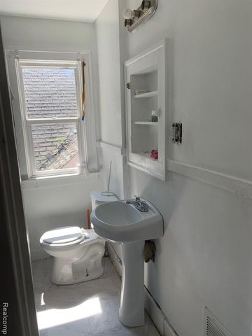 16846 Santa Rosa Drive, Detroit, MI 48221