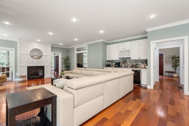 24 Wayside Inn Rd, Framingham, MA 01701