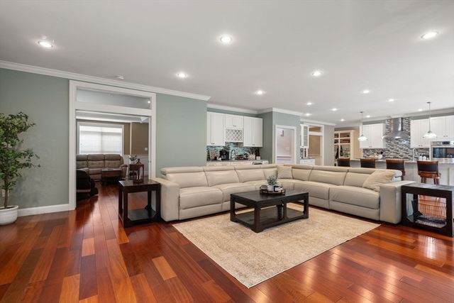 24 Wayside Inn Rd, Framingham, MA 01701