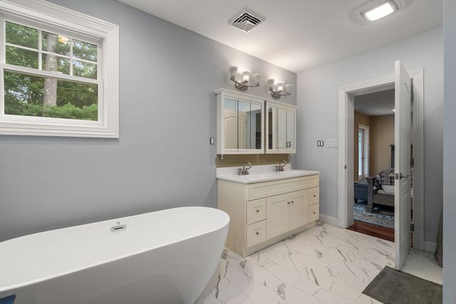 24 Wayside Inn Rd, Framingham, MA 01701