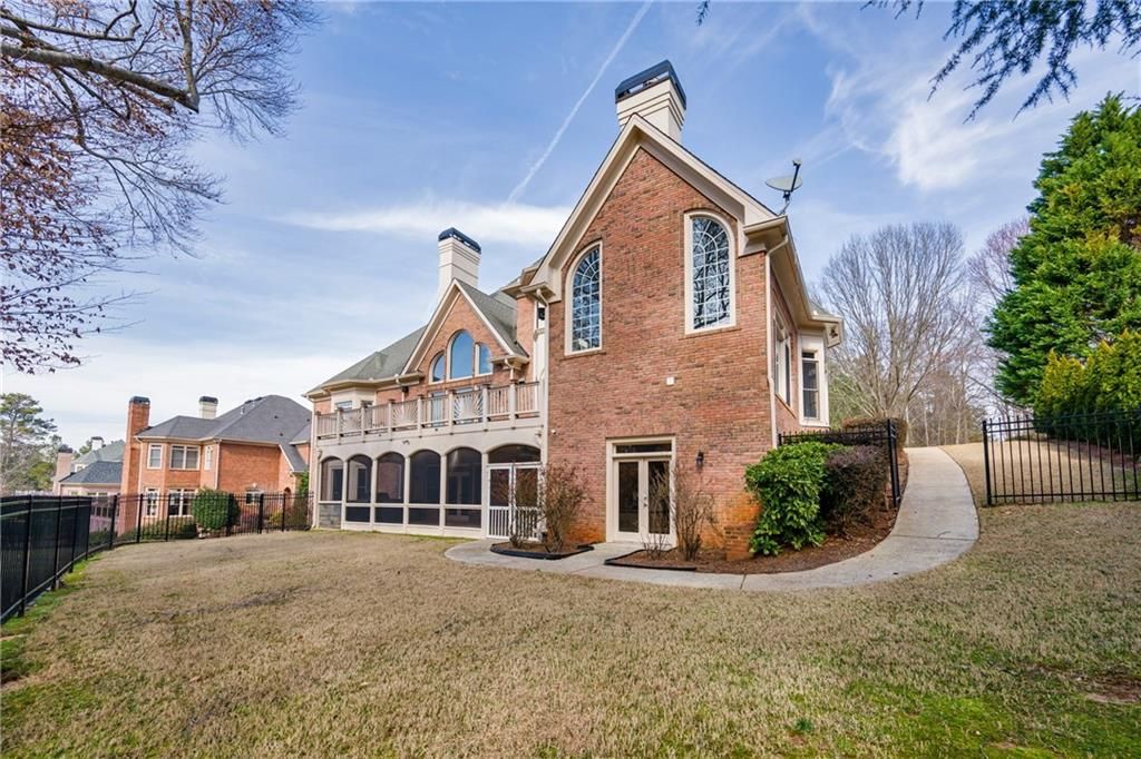 Image 5 of property listing at 2760 Sugarloaf Club Drive, Duluth, GA 30097