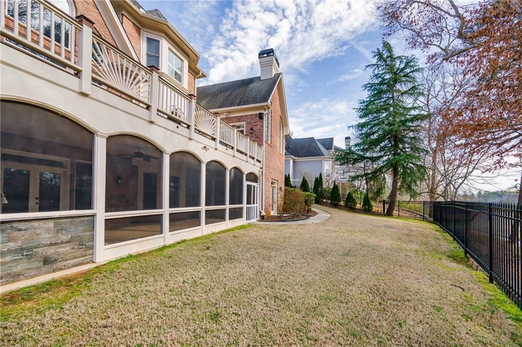 Image 7 of property listing at 2760 Sugarloaf Club Drive, Duluth, GA 30097