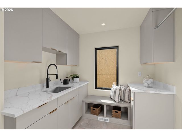 1225 SPRUCE St, Lake Oswego, OR 97034