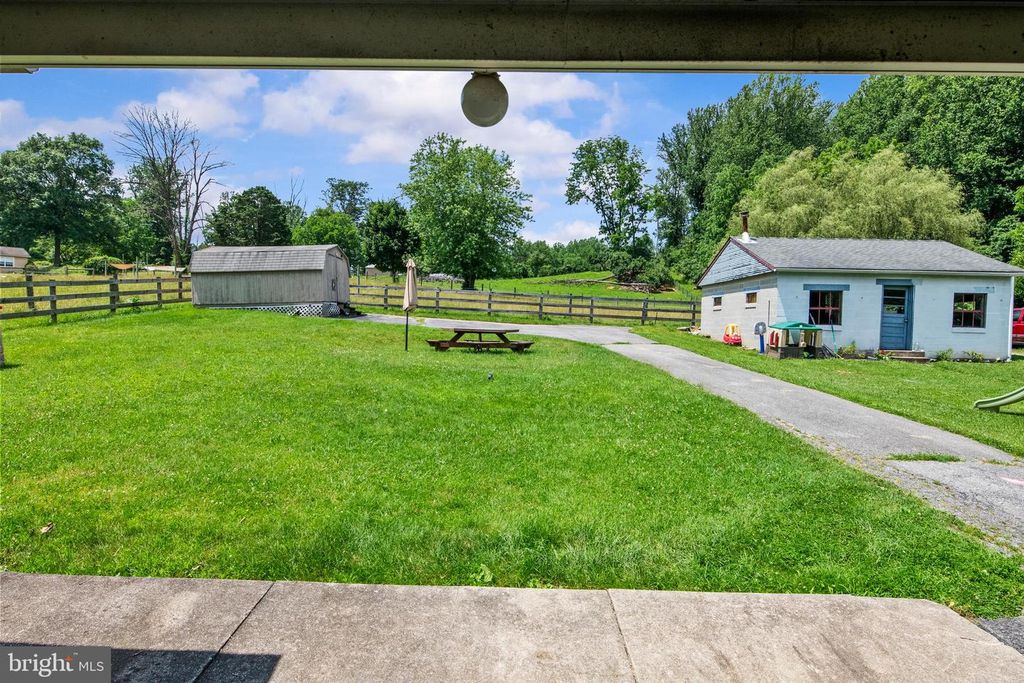 27 HOOVER LN, Mohnton, PA 19540