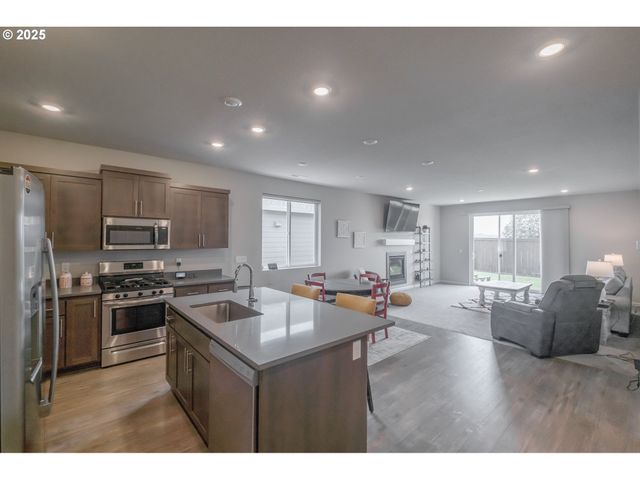1447 GLADIOLA Dr, Junction City, OR 97448