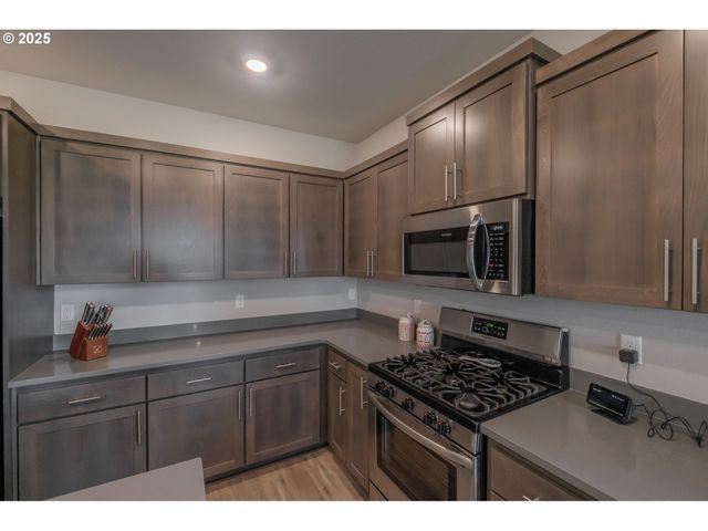 1447 GLADIOLA Dr, Junction City, OR 97448