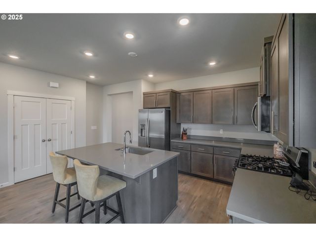 1447 GLADIOLA Dr, Junction City, OR 97448