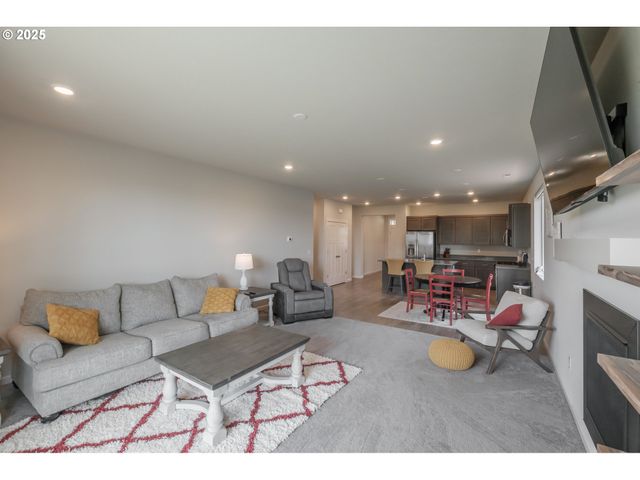 1447 GLADIOLA Dr, Junction City, OR 97448